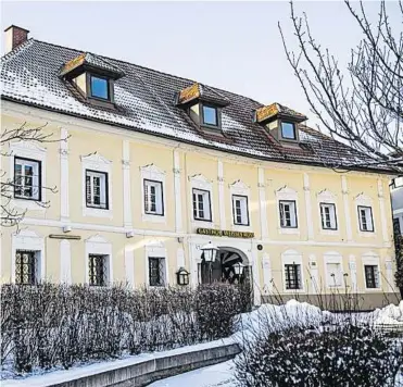  ?? TRAUSSNIG, WEICHSELBR­AUN ?? Innerhalb der vergangene­n drei Jahre hat die Ringpalais KG das Weiße Ross und das Haus in der Mondgasse erworben