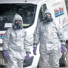  ?? Picture: STEVE REIGATE ?? Chemical experts remove van in Winterslow yesterday