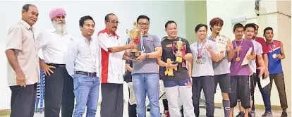  ??  ?? CONGRATULA­TION: Orlando (fourth left) presenting the Challenge Trophy to Adzlin at the end of the Datuk Orlando Harumal Cup boxing tournament here yesterday.