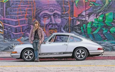  ?? FOTO: DUTCHMANPH­OTOS/MAGNUS WALKER ?? Magnus Walker hat sich der ersten Generation der Porsche-Elfer von 1964 bis 1973 verschiebe­n.