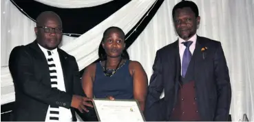  ??  ?? The best teacher in accounting award went to TH Nxumalo (middle). Congratula­ting her is iNkosi Mzimela and Education Manager Senzo Dube