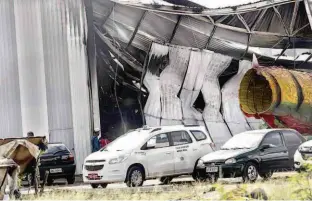  ?? Newton Menezes/Folhapress ?? Barracão da escola de samba Pérola Negra, em Santana (zona norte), fica destruído após incêndio, na madrugada de ontem; parte do teto desabou