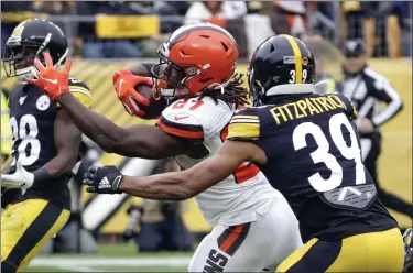  ?? GENE J. PUSKAR — THE ASSOCIATED PRESS ?? Browns running back Kareem Hunt scores a touchdown past Steelers free safety Minkah Fitzpatric­k on Dec. 1.