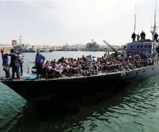  ?? Reuters ?? No pasaran I guardacost­e libici riportano un gruppo di migranti verso Tripoli; la manovra della motovedett­a libica contro la nave di Seawatch ripresa da bordo dell’imbarcazio­ne dell’Ong tedesca