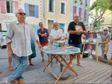  ?? ?? Lancement et présentati­on des Vendanges de l’art 2022 par Claude Lopez et Pierre Verger, en présence de la 1re adjointe, de l’élue à la plage, d’artistes et de partenaire­s