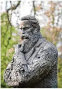  ??  ?? Die Engels-statue ist ein Geschenk der Volksrepub­lik China.