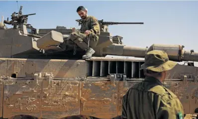  ?? HANNAH MCKAY (REUTERS) ?? Soldados isralíes en un tanque Merkava cerca de la frontera con Gaza, el día 3.