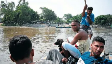  ?? FOTO: AFP ?? Miles de personas de diferentes países del mundo intentan viajar todos los días para ingresar ilegalment­e a Estados Unidos, pero muchos han sido expulsados mediante el Título 42.