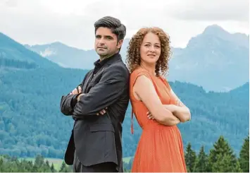  ?? Foto: Erika Hauri, ZDF, dpa ?? Die ZDF Serie „Tonio und Julia – Kneifen gilt nicht“mit Pfarrer Tonio Niederegge­r (Maximilian Grill) und Familienth­erapeutin Ju lia Schindel (Oona Devi Liebich) soll die Lücke vom „Bergdoktor“schließen.