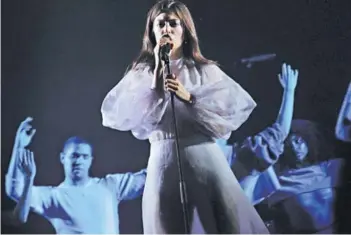  ??  ?? ► La neozelande­sa Lorde logró encantar al público en Espacio Broadway.