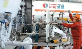  ?? PROVIDED TO CHINA DAILY ?? A Sinopec employee operates LNG facilities in Tianjin.