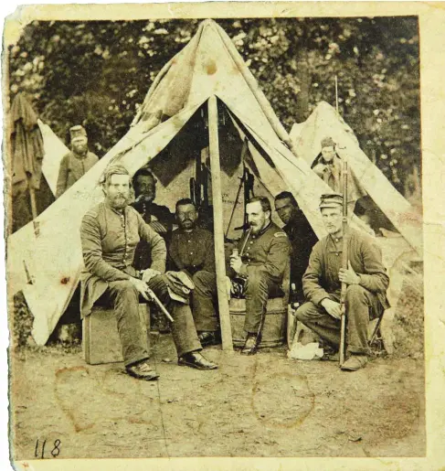  ?? AP ?? En esta imagen tomada en junio de 1861, el doctor Bowman Bigelow Breed fuma en una pipa rodeado por compañeros de la retaguardi­a