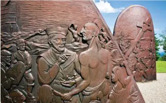 ??  ?? Conquête. Des stèles en bronze illustrent l’arrivée de Cartier et sa rencontre avec les Iroquoiens.