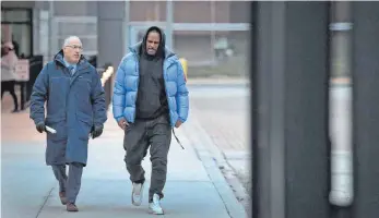  ?? FOTO: AFP ?? R. Kelly und sein Anwalt Steve Greenberg verlassen das Cook County Jail. Eine Freundin des Sängers zahlte dafür 100 000 Dollar Kaution.