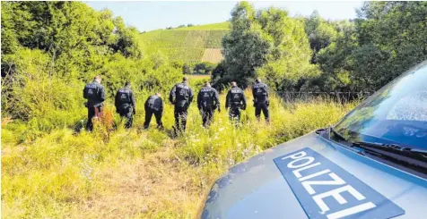  ?? Foto: Hildenbran­d, dpa ?? Die Polizei suchte gestern entlang der Bahnstreck­e bei Würzburg nach dem Handy des 17-jährigen Riaz K. Die Ermittler haben es inzwischen gefunden.