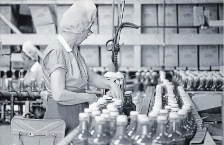  ?? JEFF GOODE/TORONTO STAR FILE PHOTO ?? This undated file photo shows ketchup being bottled at the French’s factory in Leamington, Ont.