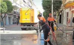  ?? ABC ?? Operarios de Lipasam limpiando la calle Asunción