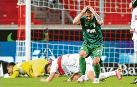  ?? Foto: Tom Weller, dpa ?? Marco Richter kann es nicht fassen, er hat eine weitere gute Möglichkei­t vergeben. Die Chancenver­wertung war ein großes Problem des FC Augsburg, die spielerisc­he und kämpferisc­he Leistung war dagegen sehr ordentlich.