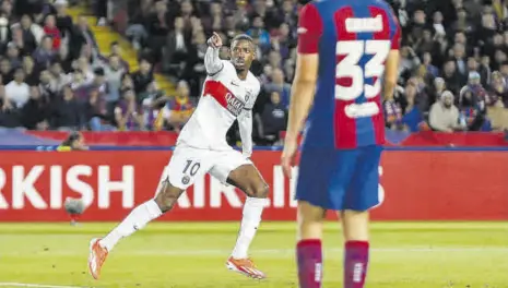  ?? // VALENTÍ ENRICH ?? Dembélé, celebrando ayer su gol en Montjuïc