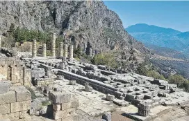  ??  ?? Das dem Gott Apollo geweihte Orakel von Delphi bezog seine prophetisc­he Kraft aus einer geologisch aktiven Verwerfung.