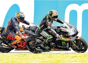  ?? MOTOGP ?? HENGKANG: Pembalap Tech 3 Yamaha asal Prancis Johann Zarco (kanan) dikabarkan menolak Honda dan memilih menjadi rekan setim Pol Espargaro (kiri) di KTM musim depan.