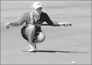  ?? Arkansas Democrat-gazette/jason IVESTER ?? Arkansas’ Emma Lavy studies a putt on the fourth green during the SEC Championsh­ips at The Blessings Golf Course on Saturday. Lavy shot an even-par 72 to finish with a 1-over-par 145. She is in third place and sits three shots back of Auburn’s Patricia...