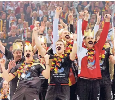  ?? FOTO: DPA ?? 2007: Deutschlan­d ist Handball-Weltmeiste­r! Die Spieler tragen Bärte, zu Ehren von Coach Heiner Brand.