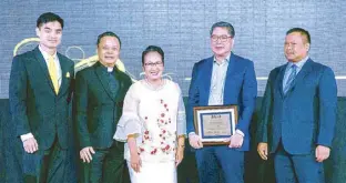  ??  ?? (From left) Alumni Associatio­n of Xavier School (AAXS) president Reginald Yu, Xavier School president Fr. Aristotle Dy, SJ, San Juan City Mayor Guia Gomez, JG Summit Holdings president and COO Lance Gokongwei and Sen. JV Ejercito.