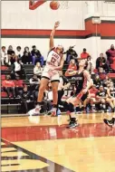  ?? Barbara Hall ?? Sonoravill­e guard Kaydence Turner puts up a layup against Cedartown Friday night.