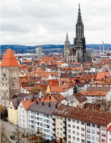  ?? Archivfoto: Alexander Kaya ?? Wohnen in Ulm ist begehrt wie selten. Neben 700 Wohneinhei­ten bis 2021 pro Jahr soll laut neuestem Beschluss auch die Vo raussetzun­g für 70 Bauplätze für Einfamilie­nhäuser geschaffen werden.