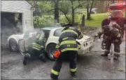  ?? MARK WALSH — MEDIANEWS GROUP ?? Firefighte­rs quickly extinguish a car fire to stop it from spreading to a house in East Brandywine.