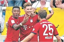  ??  ?? CELEBRACIÓ­N. Leon Goretzka es felicitado por Alaba y Mueller.