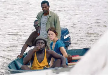  ?? Foto: Mademoisel­le Films, Arte France, dpa ?? Am Tatort, einem Boot auf dem Fluss Maroni, erwartet die Ermittler Chloé Bresson (Stephane Caillard) und Joseph Dialo (Adama Niane, stehend) ein furchtbare­r Anblick.