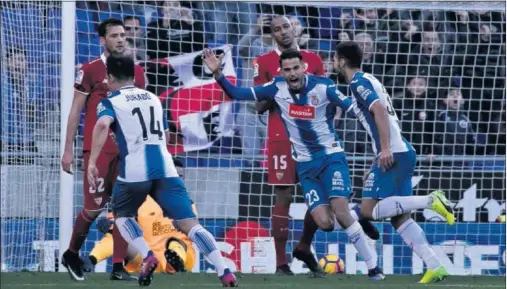  ??  ?? POCA LLEGADA, MUCHO ACIERTO. Diego Reyes y Jurado festejan el tanto de Marc Navarro en la visita del Sevilla a Cornellà-El Prat.