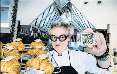  ?? XAVIER CERVERA ?? Christian Escribà, junto a los clásicos croissants pero ahora con un código QR con sorpresa en chocolate