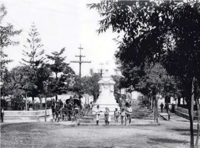  ?? ANDRÉS FERNÁNDEZ PARA LN ?? El monumento a Próspero Fernández en la glorieta del Parque Morazán, hacia 1900. De una tarjeta postal de la época.