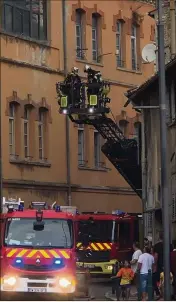  ??  ?? L’incendie s’est déclaré dans un immeuble de trois étages du centre historique. (Photo C.S. et C. Sartor/SDIS)