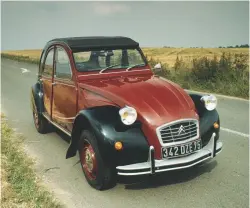  ?? ?? Two-tone paintwork was a feature of the Charleston.