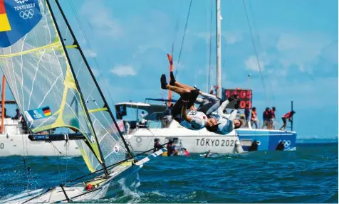  ?? Foto: Bernat Armangue, dpa ?? Erik Heil und Thomas Plößel starteten im Segeln, hätten aber auch als Kunstturne­r eine gute Figur abgegeben. Für eine Bronzemeda­ille hätte der Rückwärtss­alto aber wohl nicht gereicht.