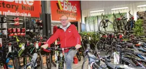  ?? Foto: Brigitte Fregin ?? Egal ob eBike, Lifestyle Rad im Retro Look, Mountainbi­ke, Kinderrad, Trekking Reim bietet in seinem Radlmarkt auf 1300 Quadratmet­ern eine riesige Auswahl. oder Urbanbikes, Jürgen