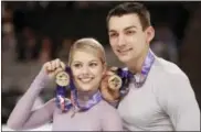  ?? TONY AVELAR — THE ASSOCIATED PRESS ?? Alexa Scimeca-Knierim, left, and Christophe­r Knierim pose with their medals after winning the pairs event at the U.S. Figure Skating Championsh­ips in San Jose Saturday.
