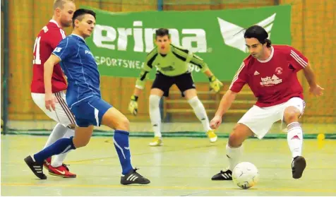  ?? Archivfoto­s: Peter Appel ?? Große Tore, großer Ball und Rundumband­e: Am Dienstag wird in der Aichacher Vierfachtu­rnhalle erstmals seit 2013 wieder der Weihnachts­cup ausgetrage­n. Zehn Teams aus der Region kämpfen um den Sieg. Gespielt wird nach den klassische­n Hallenrege­ln, also...