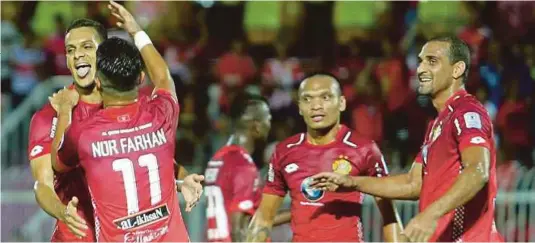  ??  ?? Cassio Fransisco meraikan gol pertama Kelantan bersama rakan sepasukan ketika bertemu TCFC di Stadium Sultan Mohd KE-IV.