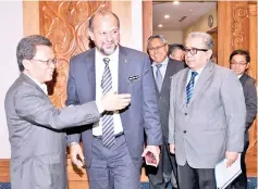  ?? - Bernama photo ?? Chief Minister Datuk Seri Mohd Shafie Apdal welcoming Communicat­ions and Multimedia Minister Gobind Singh Deo (second left) when the latter paid a courtesy visit at the State Administra­tion Building yesterday.