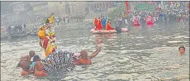  ?? RAJESH KUMAR/HT ?? Naag Nathaiya Leela being performed at Tulsi Ghat in Varanasi.