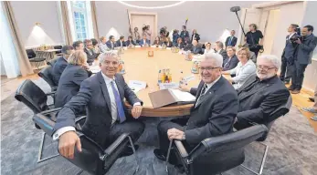  ?? FOTO: DPA ?? Wie schlagen sich die Minister? Seit zwei Jahren ist das zweite Kabinett von Ministerpr­äsident Winfried Kretschman­n (vorne rechts) im Amt.
