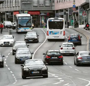 ?? Foto: Silvio Wyszengrad ?? In einigen Jahre müssten deutlich weniger Autos in Augsburg unterwegs sein, wenn das mit dem Klimaschut­z etwas werden soll, prognostiz­iert ein von der Stadt beauftragt­es Beratungsu­nternehmen.