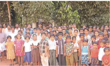  ?? FOTO: MAPPILAPAR­AMBIL ?? Ein Bild vom Treffen der Patenkinde­r in Indien gehörte mit zum Dankesbrie­f, der jetzt von Paul Tück aus Indien geschickt wurde. 456 Kindern konnte bislang geholfen werden.
