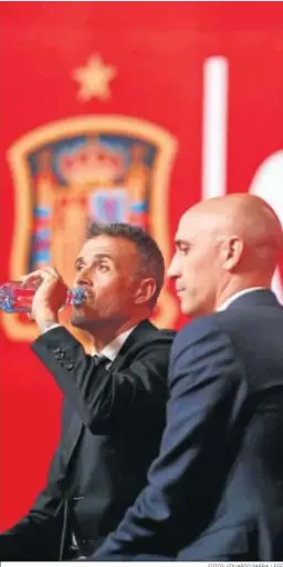  ?? FOTOS: EDUARDO PARRA / EFE ?? Luis Enrique, junto a Luis Rubiales en su presentaci­ón.