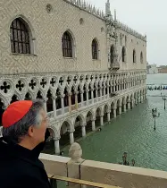  ??  ?? Allagata l nartece della Basilica di San Marco è stato allagato anche ieri. Sopra il patriarca (Foto Vision)